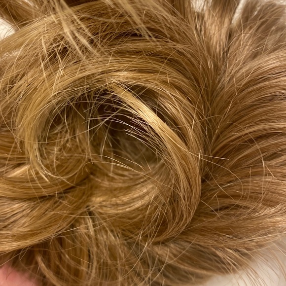 Synthetic messy bun scrunchie- dirty blonde - Picture 5 of 5